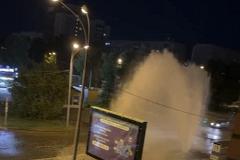 В Екатеринбурге поток воды проломил асфальт. Что случилось?