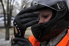 В Екатеринбурге вдова мигранта, перебегавшего дорогу в неположенном месте, засудила байкера