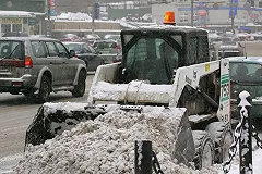 Службы благоустройства Екатеринбурга обработали участки с гололедом