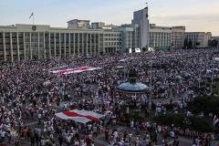 Белорусские СМИ: Сотни тысяч человек пришли на акцию протеста в центре Минска