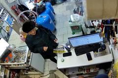 Пенсионерка прихватила на кассе магазина в Нижнем Тагиле телефон продавца