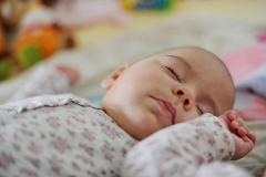 Младенцы должны спать в своей комнате, считают эксперты