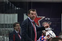 У экс-наставника сборной России по хоккею Олега Знарока умер отец