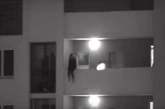 В Екатеринбурге девушку сняли с балкона 13 этажа