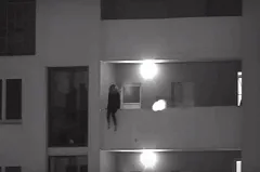 В Екатеринбурге девушку сняли с балкона 13 этажа