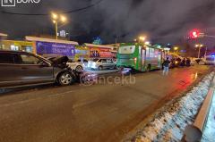 У Екатеринбургского цирка столкнулись четыре легковушки и автобус