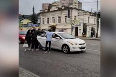 В Екатеринбурге группа мужчин силой затаскивала женщину в машину