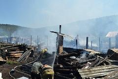 Семь жилых домов горят в одном из сел Свердловской области