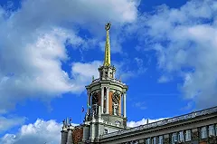 Екатеринбуржцы на несогласованную акцию протеста выходят с детскими игрушками