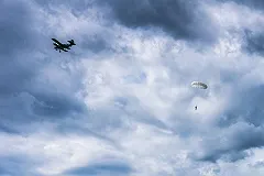 В Екатеринбурге парашютист приземлился мимо понтона и упал в Городской пруд