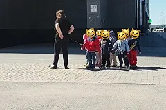 Прогулка детсадовцев на привязи возмутила жителей Академического