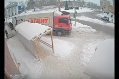На сотрудницу «Магнита» в Прикамье рухнула телега с продуктами весом сотни килограммов (ВИДЕО)