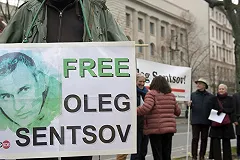 Голодающего Сенцова перевели в колонии в одиночную камеру