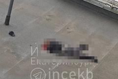 В Екатеринбурге на крыше детской поликлиники нашли тело человека