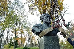 Основатель сети «Кировский» прокомментировал снос на Украине памятника его деду