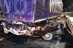 Иномарка со свердловскими номерами залетела под грузовик в Татарстане