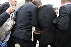 Femen разделись против «ИГ» в центре Парижа