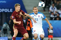 Футболист Олег Шатов обматерил журналиста в аэропорту после прилета из Франции