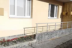 Жители Верхней Пышме несут цветы к месту убийства молодой женщины