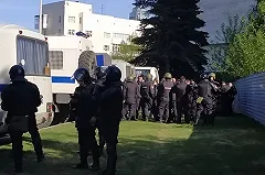 К скверу у театра драмы стягиваются силовики