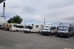 В Екатеринбурге у ДИВСа остановились 20 автодомов с путешественниками