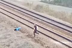 На Сортировке заметили женщину, лежавшую рядом с железнодорожными путями
