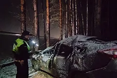 Погиб пассажир: легковушку занесло на заснеженной свердловской трассе