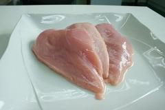 Эксперты сообщили, что мыть курицу перед готовкой нельзя и даже опасно