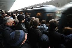 Московское метро отказалось нанимать сотрудников для заталкивания людей в вагоны