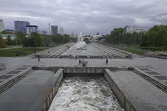 «Медведь», пляшущий на Плотинке в День России, стал «звездой» Telegram