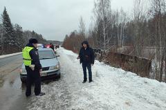 Есть пострадавшие: на Серовском тракте автобус с пассажирами съехал в кювет и опрокинулся