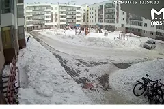 Глыба льда упала в Екатеринбурге на трехлетнего ребенка (ВИДЕО)
