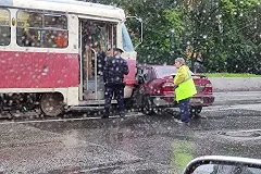 Daewoo Nexia попала под трамвай на Уралмаше