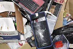 В Екатеринбурге из квартиры на Черепанова вывезли тонну мусора