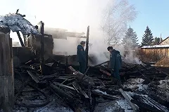 Специалисты МЧС устанавливают причину трагического пожара в Туринском городском