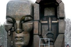 Куйвашев посетил памятник «Маски скорби» в Магадане