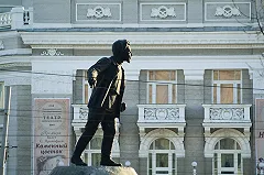 В Екатеринбурге вандал испортил памятник Якову Свердлову