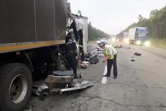 На трассе Пермь-Екатеринбург произошло смертельное ДТП с участием трёх грузовиков