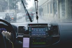 Петербурженка пожаловалась на поездку с самоудовлетворяющимся прямо за рулем таксистом