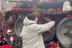 Жительница Германии рассказала, дорого ли обошлось немцам утопить в цветах российский танк