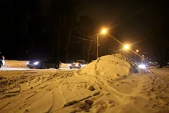 Снегоуборочная машина едва не воткнулась в скрывшуюся под сугробом машину