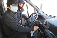 В Екатеринбурге парень случайно завёл машину и насмерть задавил женщину