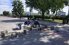 «Не умеют ухаживать». На Плотинке «расползлась» гранитная плитка