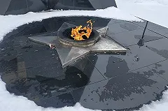 Женщина осквернила «Вечный огонь» в Серове