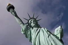 Американский полицейский застрелил подозреваемую, угрожавшую ему ножницами