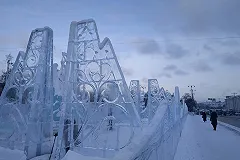 У Ледового городка после обрушения стены отпилили верхушки «айсбергов»