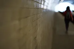 В Екатеринбурге неизвестный преследует девушек