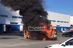 Обгорел водитель: на Серовском тракте загорелся автобус