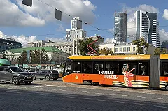 О зацепере, упавшем со сцепки трамвая в центре Екатеринбурга, рассказали в Госавтоинспекции