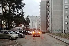 Девочка попала под машину во дворе на Сортировке